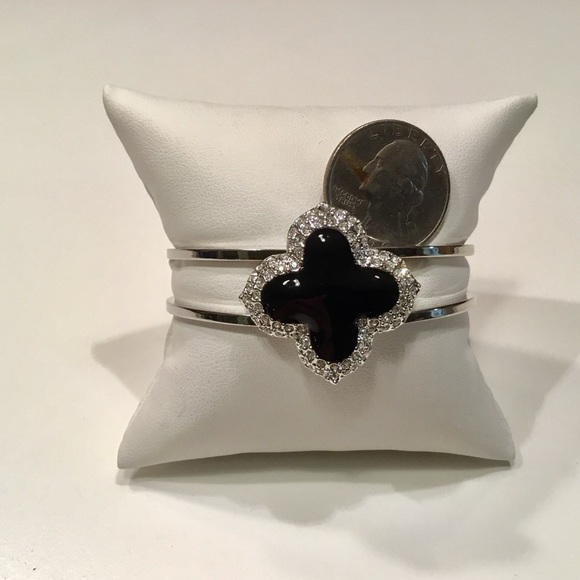 Quatrefoil Bangle - Picture 3 of 3